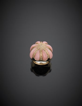 *Anello in oro giallo /rosa con spicchi in opale rosa rifiniti e distanziati...