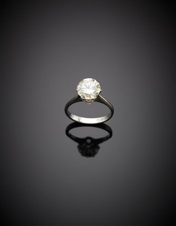 Anello in oro bianco con diamante solitario di ct. 1,97 circa, g 2,81....