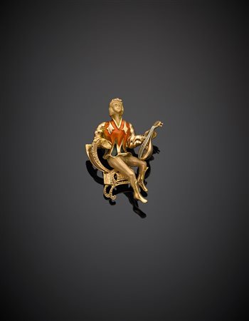 Broche in oro rosso e smalti a guisa di musicista, g 14,26, lungh. cm 4,50...