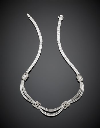 Collier a festoni in platino con diamanti a baguette e rotondi per...