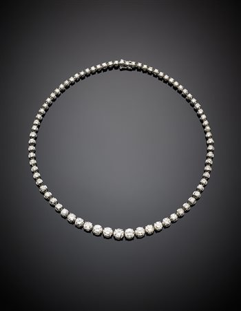 Collier in oro bianco con diamanti a scalare per complessivi ct. 19 circa, il...