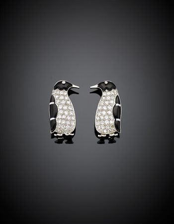 Due broche a guisa di pinguini in oro bianco, onice e diamanti, g 9,97,...