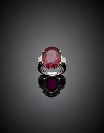 Anello in oro bianco con rubellite ovale di ct. 13 circa e diamanti...