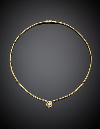 Collier semirigido a segmenti snodati in oro giallo con al centro un diamante...