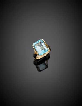 Anello in oro giallo con topazio azzurro ottagonale di ct. 8,83 circa, g 6,56...