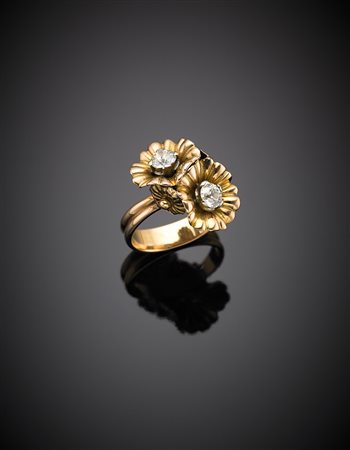 Anello in oro giallo a fiori con due diamanti, g 7,62 misura 18/58.Yellow...