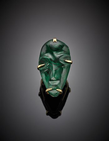 Anello in oro giallo e malachite scolpita a guisa di maschera tribale, g...