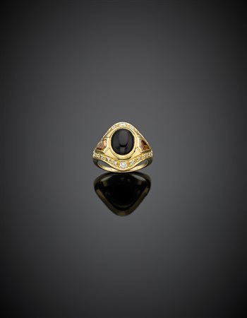 Anello in oro giallo con diamanti anche fancy ed al centro un onice ovale...