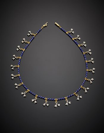 Collier in oro giallo e bianco rifinito con smalto blu sui cilindretti e...