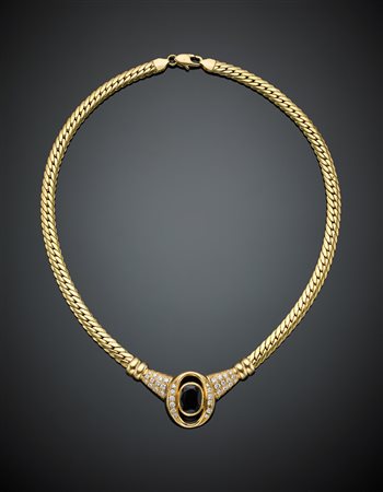 Collier in oro giallo con al centro uno zaffiro ovale rifinito con diamanti...