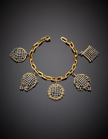 Bracciale a catena in oro giallo con charms traforati e rifiniti in oro...