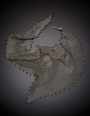 Collana con maglia in argento tipo foulard rifinita con spilla da baliaSilver...