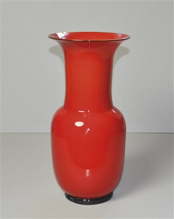 Venini Vase;Opalglas rot, Höhe 36 cm, Durchmesser 17,5 cm Signiert am Sockel...