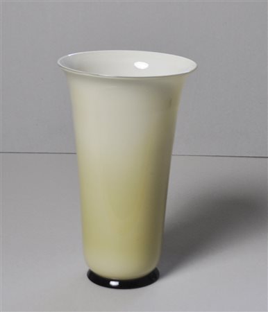 Venini Vase;Opalglas beige, Höhe 25,5 cm, Durchmesser 15,5 cm Signiert am...