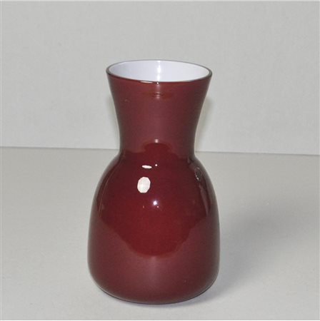 Venini Vase, 1980;Opalglas rot, Höhe 29 cm, Durchmesser 8,5 cm Signiert u....