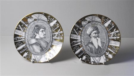 Piero Fornasetti Paar Teller;Siebdruckkeramik, Durchmesser je 25,7 cm, Serie...