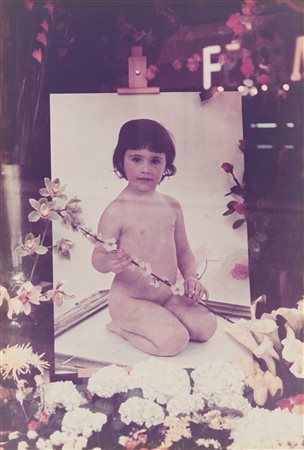 LUIGI GHIRRI (1943 - 1992) Bambina nuda con fiori, Reggio Emilia, 1973 Stampa...