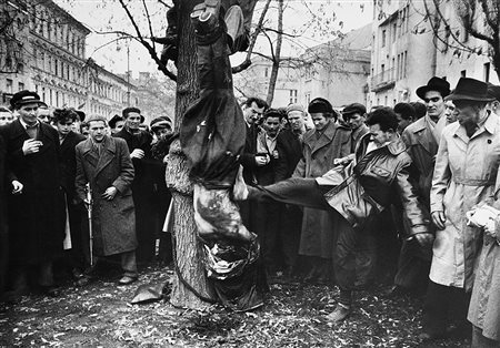 MARIO DE BIASI (1923 - 2013) Budapest, 1956 Stampa vintage alla gelatina sali...