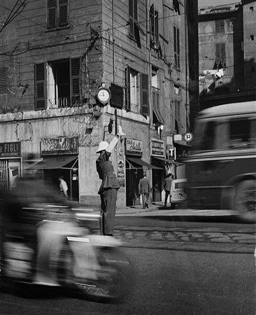 KURT BLUM (1922 - 2005) Il vigile, Genova, anni 1950 Stampa vintage alla...