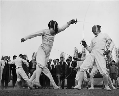 ROBERT CAPA (1913 - 1954) Hungari - Sword fencing, 1950 Stampa vintage alla...