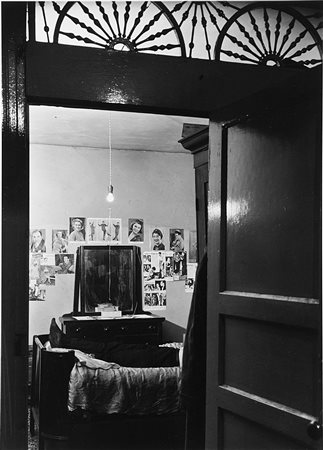 AARON SISKIND (1903 - 1991) Bedroom through Doorway, Harlem, 1940 Stampa alla...