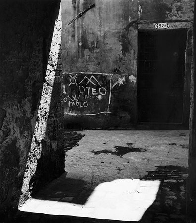 PAOLO MONTI (1908 - 1982) Cortile Veneziano, 1950 Stampa vintage alla...