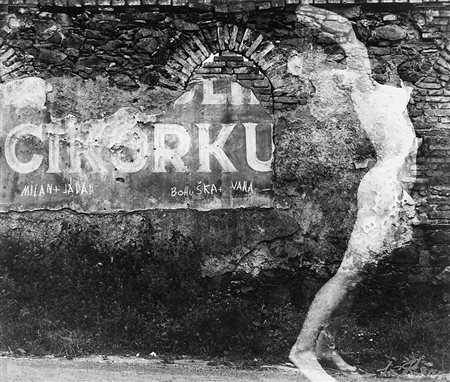 GIRI SKOCH (1938) Donna sul muro, 1984 Stampa vintage alla gelatina ai sali...