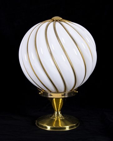 MANIFATTURA ITALIANA Lampada da tavolo, anni ‘70 Base in ottone con diffusore...