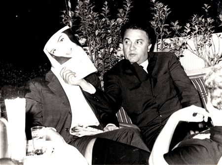MARCELLO GEPPETTI Federico Fellini copre in volto di Mario Monicelli in un...