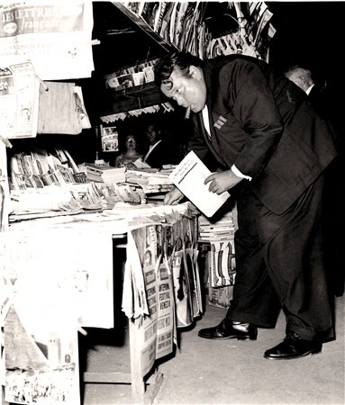 SERGIO SPINELLI Orson Welles all’edicola di via Veneto, agosto 1958 Stampa...
