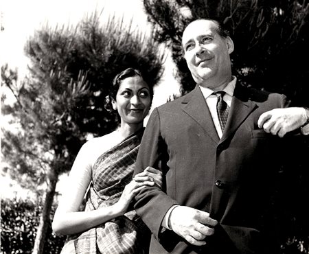 VELIO CIONI Roberto Rossellini con la moglie indiana Sonali Dasguta, maggio...