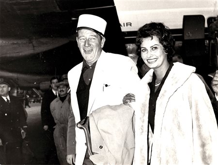VELIO CIONI John Wayne e Sophia Loren all’aeroporto di Ciampino, 7 marzo 1957...