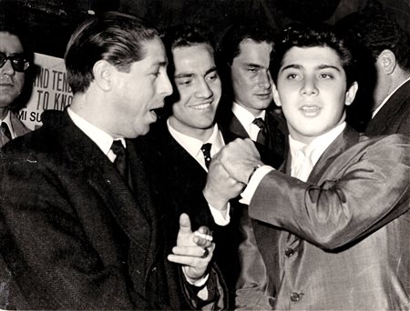 ROMA PRESS PHOTO Il cantante Paul Anka con alcuni amici Vintage, stampa alla...