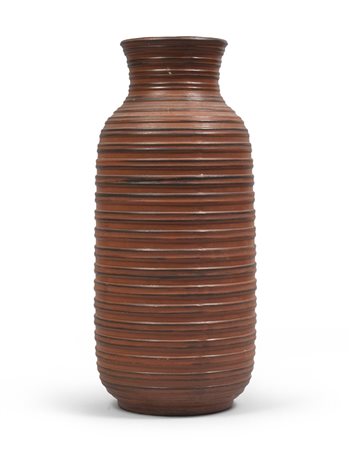 GRANDE VASO IN TERRACOTTA, ANNI '60 con costolature orizzontali, dipinto a...