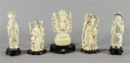 Lotto di 5 statuine in avorio scolpito raffigurante personaggi cinesi, su...