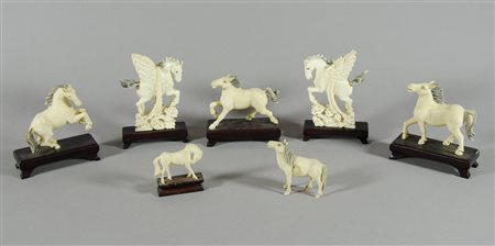 Lotto di 7 statuine in avorio raffiguranti cavalli. Misure diverse.