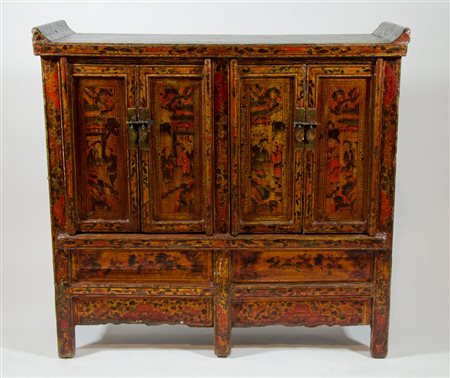 Credenza cinese in legno dipinto con figure e scene, a 2 ante. cm. 106x109x38.