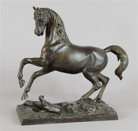 Scultura inbronzo a patina marrone raffigurante cavallo. Lung. cm. 33.