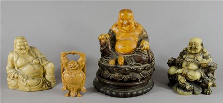 Lotto di 4 sculture in materiali diversi raffiguranti Buddha. Misure diverse.