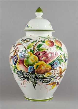 Bassano: grande vaso in ceramica policroma con decori di frutta e uccelli. H....