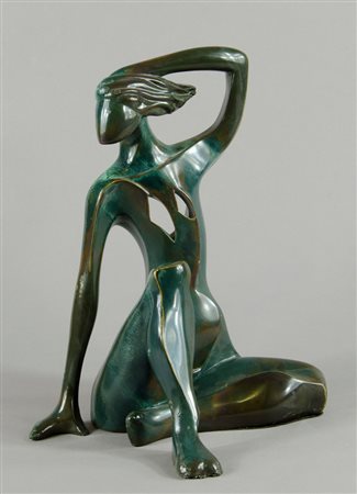 Scultura in bronzo a patina verde raffigurante modella seduta. H. cm. 28.