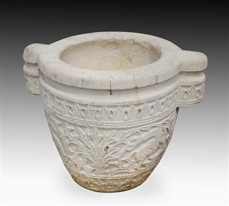 Antico vaso in pietra decorato a motivi vegetali e zooformi. H. cm. 56....