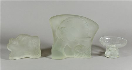 Lotto di 3 sculture in vetro di cui una firmata Lalique.