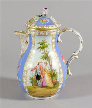 Meissen: teiera in porcellana policroma decorata con scene galanti. H. cm. 21,5.