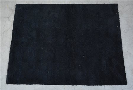 [Tappeti] Tappeto Bouclé, Sec. XX tessuto in lana nera (difetti) (cm 214x270)