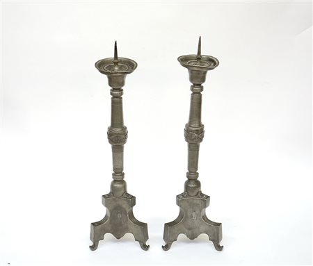 Coppia di candelieri in peltro con corpo tornito e base tripode (h. cm 70)...