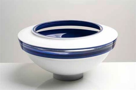 EMMANUEL BABLED Vaso della serie “Toys” in vetro bianco e blu, 2004. Firma...