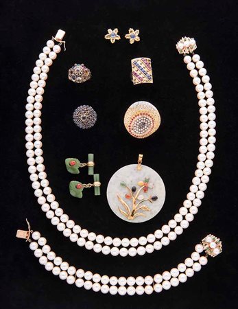 Collana a due fili di perle Giappone con chiusura in oro con 6 smeraldi e 3...