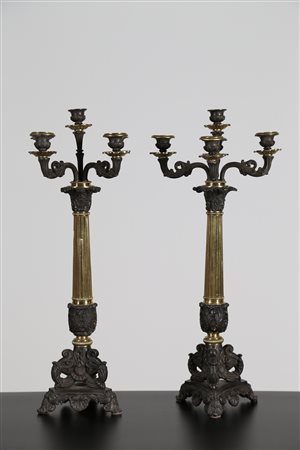 MANIFATTURA FRANCESE DEL XIX SECOLO Coppia di candelabri in bronzo brunito e...