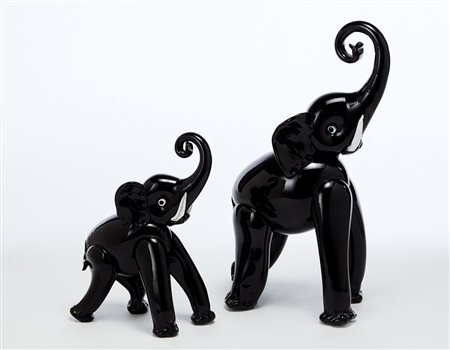 Manifattura di Murano. "Elefanti" Due sculture in vetro amestista scuro...